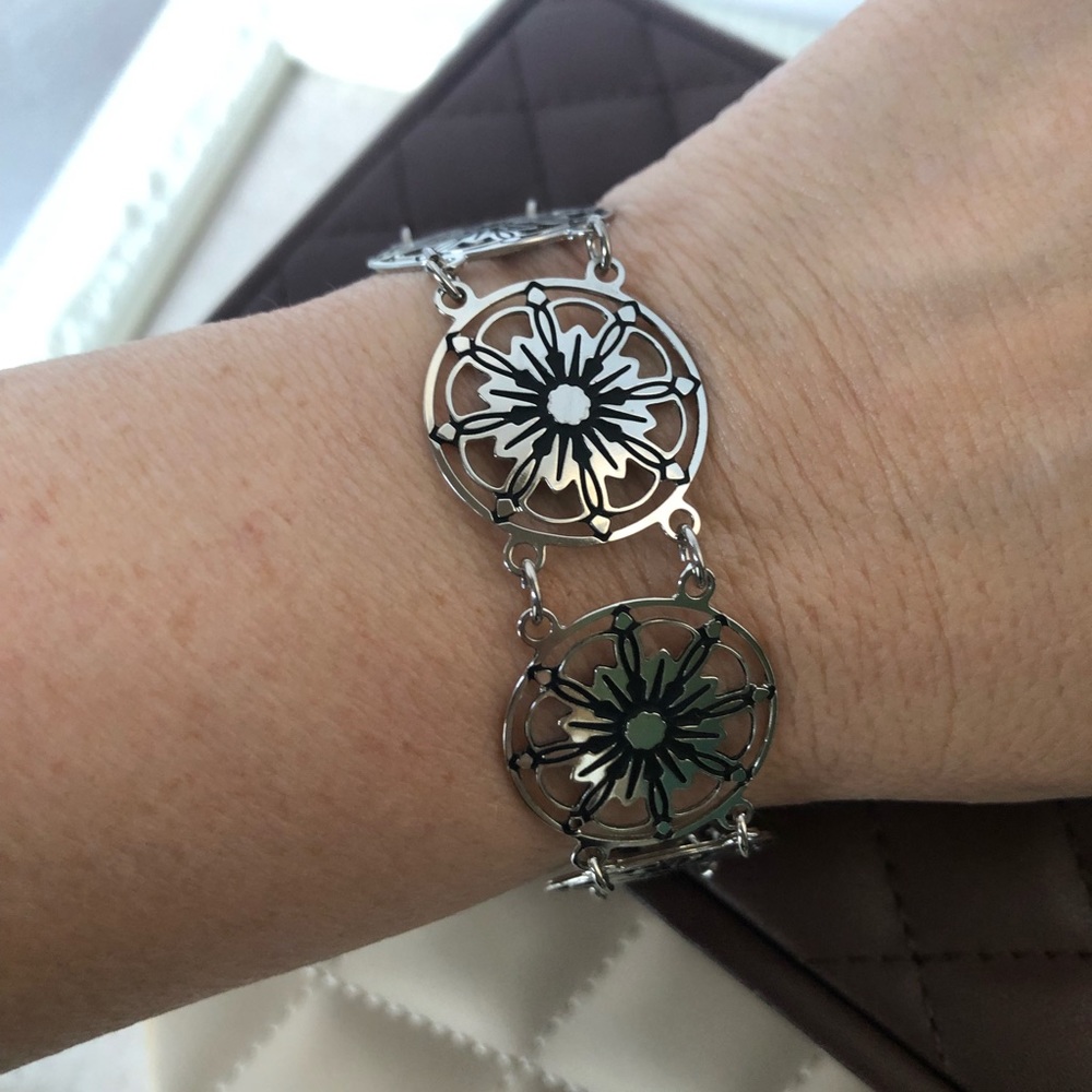 Vintage light weight Silvertone flower bracelet